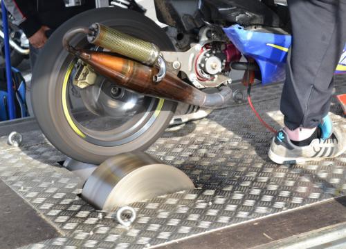 Roller bei einer Leistungsmessung auf dem Prüfstand